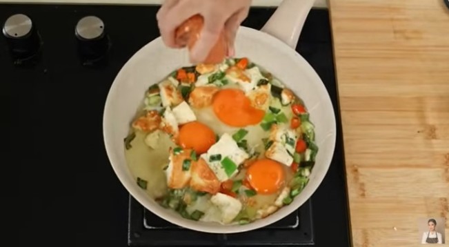 Orak-arik tahu telur ala Chef Devina Hermawan. (YouTube)